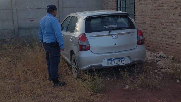 Un auto robado en Neuquén apareció en una casa de Centenario