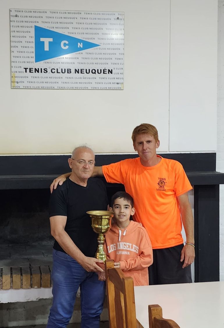 Julio Ahumada, presidente del Tenis Club y Nicolás Jara Lozano, uno de los protagonistas que jugará el Torneo de Primera. Julio Ahumada, presidente del Tenis Club y Nicolás Jara Lozano, uno de los protagonistas que jugará el Torneo de Primera.