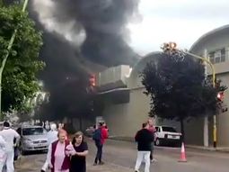 El indencio en el hipermercado se dá unos días después de su reinuaguración luego de las inundaciones de Bahía Blanca. El indencio en el hipermercado se dá unos días después de su reinuaguración luego de las inundaciones de Bahía Blanca.