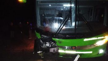 un colectivo con repatriados choco con dos caballos en el chocon un colectivo con repatriados choco con dos caballos en el chocon