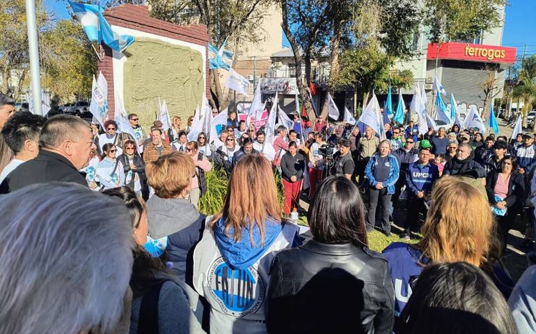 Reclamos y actos por el Día del Trabajador en Neuquén: Este pueblo se cansó