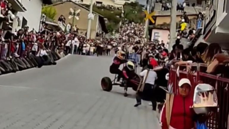 El auto de madera descendía a gran velocidad por una pendiente cuando se produjo el violento accidente.
