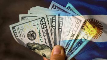 El salario mínimo en Argentina, medido en dólares, es menor al de fines de 2001 y representa una caída del 63% respecto de su pico histórico registrado en septiembre de 2011. El salario mínimo en Argentina, medido en dólares, es menor al de fines de 2001 y representa una caída del 63% respecto de su pico histórico registrado en septiembre de 2011.