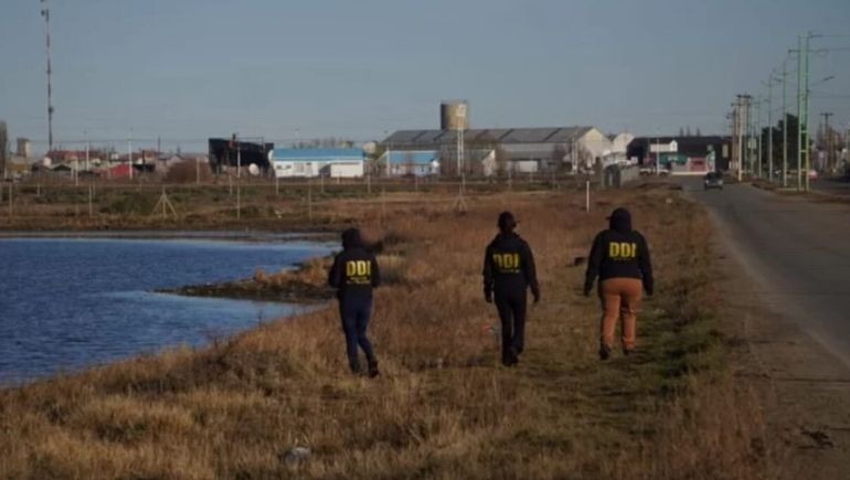Más de 70 agentes de la policía de Santa Cruz participaron en los rastrillajes hasta hallar el cuerpo de Nelson Romero el 23 de agosto, en la periferia de Río Gallegos. Más de 70 agentes de la policía de Santa Cruz participaron en los rastrillajes hasta hallar el cuerpo de Nelson Romero el 23 de agosto, en la periferia de Río Gallegos.