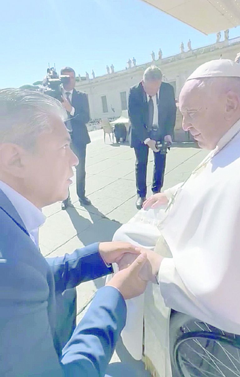 Rolando Figueroa, en su primer encuentro con el papa Francisco en Plaza San Pedro. Rolando Figueroa, en su primer encuentro con el papa Francisco en Plaza San Pedro.