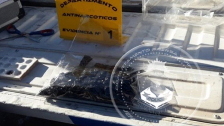 Lo detuvieron con 96 bagullos de droga en el Oeste neuquino