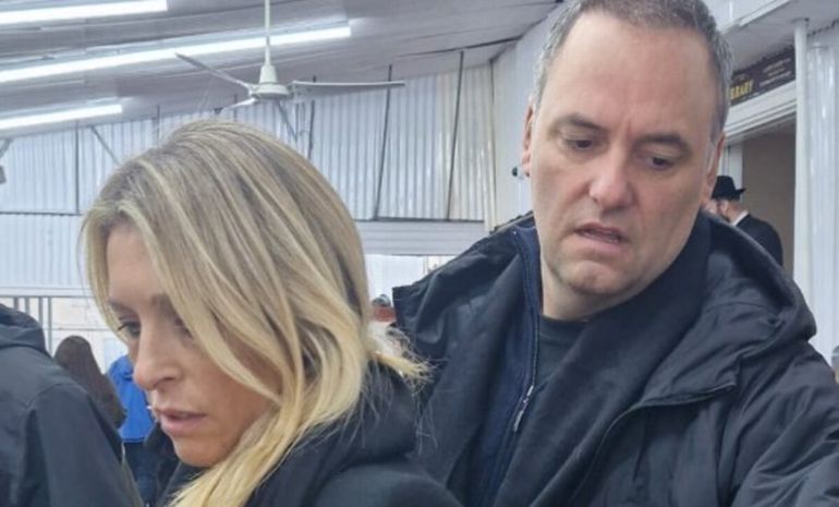 Hay un pedido de informe sobre el viaje de la esposa de Manuel Adorni.