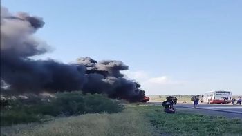 Los bomberos no pudieron hacer nada por el colectivo, que rápidamente quedó envuelto por las llamas en la ruta 1 de Chubut, a unos 20 kilómetros de Puerto Madryn. Los bomberos no pudieron hacer nada por el colectivo, que rápidamente quedó envuelto por las llamas en la ruta 1 de Chubut, a unos 20 kilómetros de Puerto Madryn.