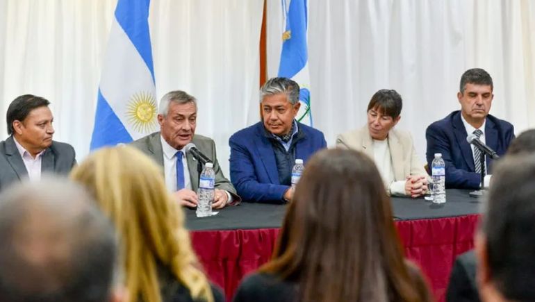 El gobernador Rolando Figueroa encabezó la apertura de sobres para la obra en Caviahue