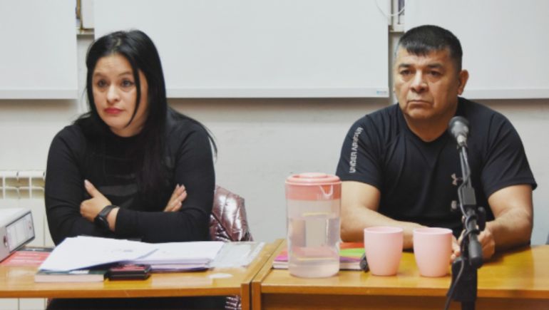 El imputado Oscar Ferreyra junto a su abogada en la audiencia de este lunes en Trelew. 