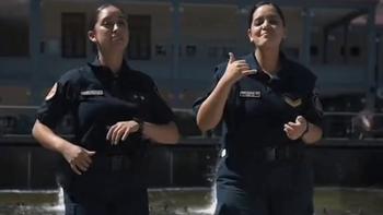 Al ritmo de “Tu misterioso alguien”, la Policía de Córdoba lanzó un nuevo spot. Al ritmo de “Tu misterioso alguien”, la Policía de Córdoba lanzó un nuevo spot.