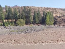 Las tormentas arrastraron los bordes de los ríos y el agua baja turbia. Las tormentas arrastraron los bordes de los ríos y el agua baja turbia.