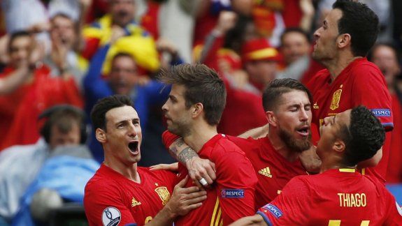 Piqué salvó a España en su complicado debut