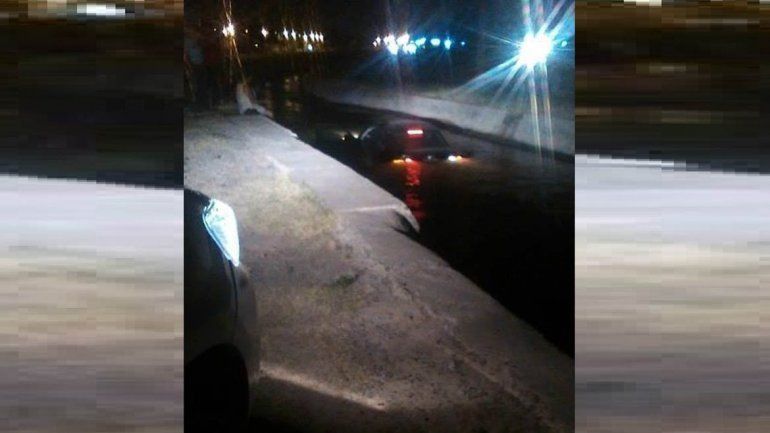 Se encandiló y cayó con su auto a un canal de riego