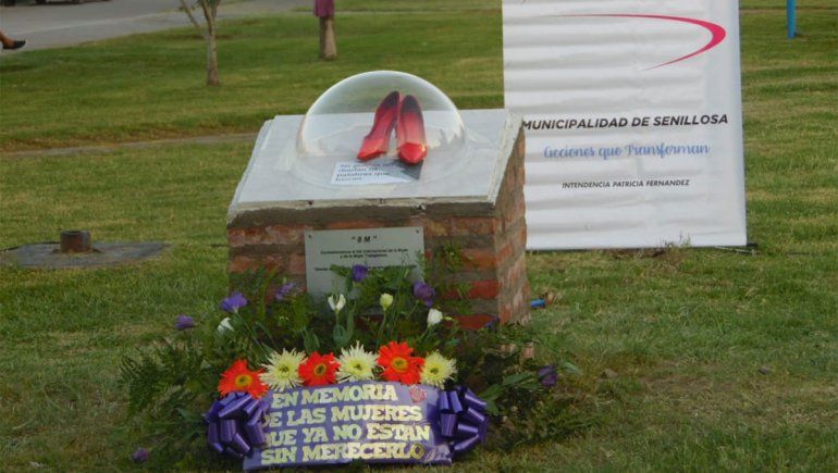 Fernández inauguró la Plazoleta de la Mujer en Senillosa