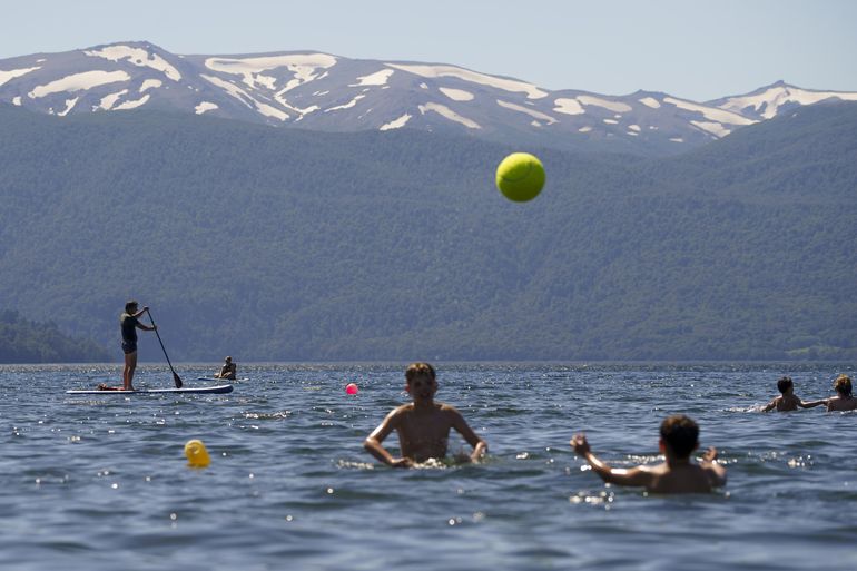 En imágenes, una de las playas increíbles que deslumbra en la cordillera neuquina: ¿Cómo llegar?