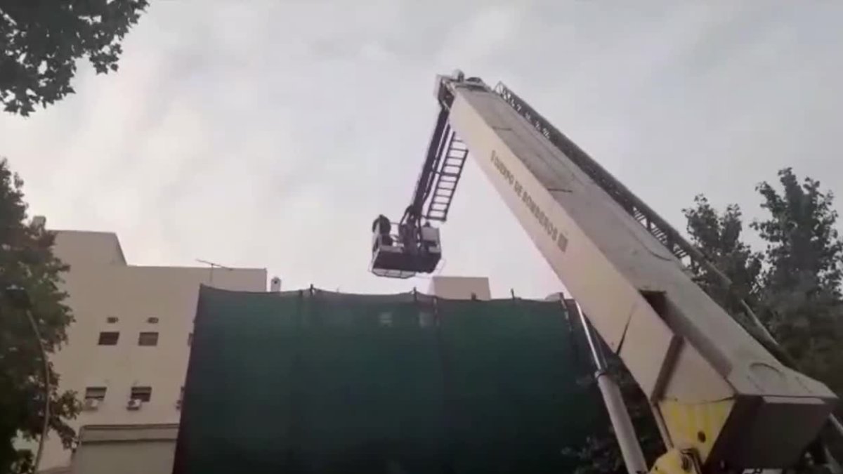 Se escapó por un techo y los bomberos tuvieron que auxiliarlo thumbnail