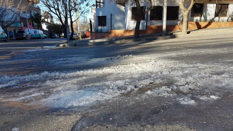 Una mañana de esquinas con hielo y cañerías congeladas