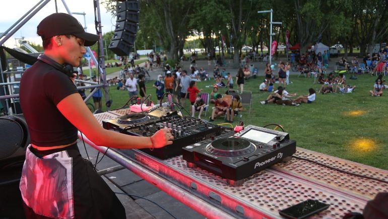 Verano Cultural: el Paseo de la Costa vibró con la música electrónica