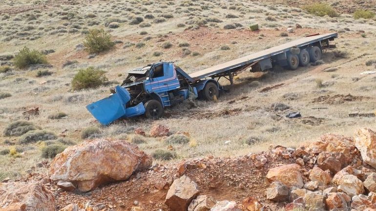 Camión cargado de forrajes volcó en una curva peligrosa cerca de Andacollo