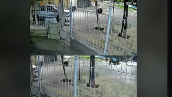 insolita escena en el oeste neuquino: se robaron un tanque de agua y lo arrastraron por la calle insolita escena en el oeste neuquino: se robaron un tanque de agua y lo arrastraron por la calle