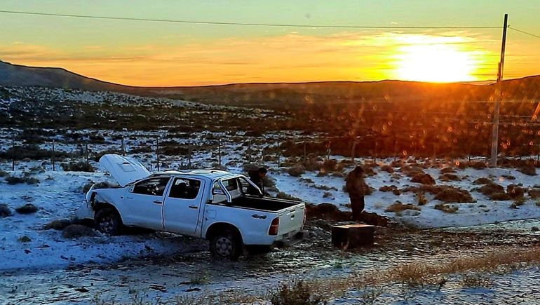 El vuelco se produjo este domingo alrededor de las 6 en la Ruta Nacional 40, en la zona de Auquinco. El hielo sobre el asfalto habría sido el motivo de accidente.