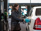 Postergan la suba total del impuesto a los combustibles