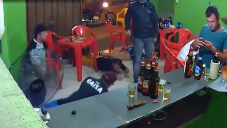 Robaron un bar y él ni se enteró por mirar su celular