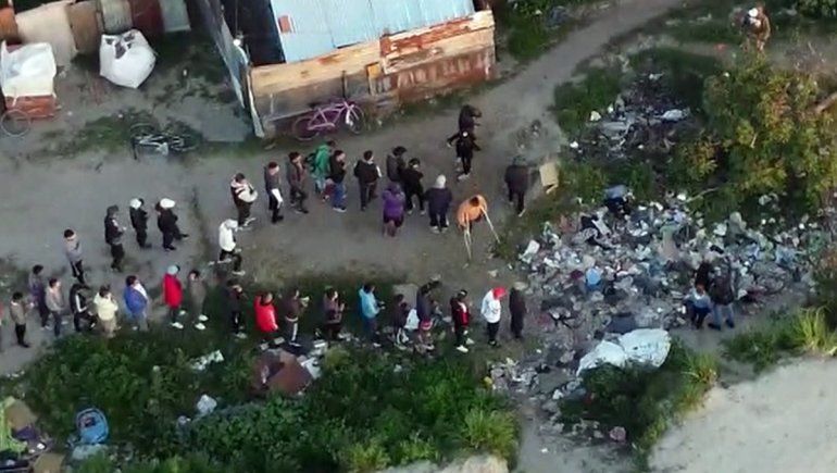 La insólita fila para comprar droga en la calle y a la luz del día