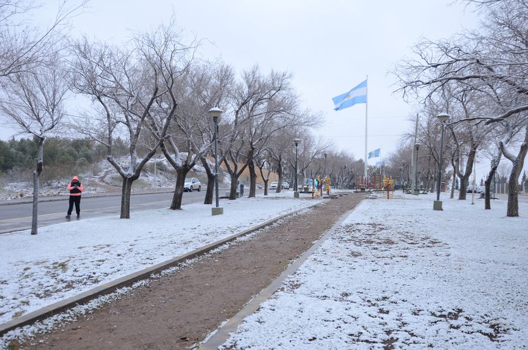 La nieve no da tregua en Neuquén capital: aseguran que a la tarde será más fuerte