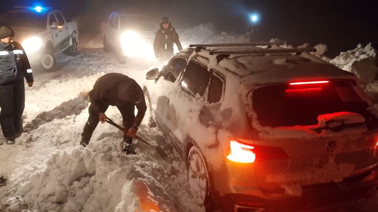 Gendarmes y personal de Vialidad Provincial rescataron a una familia en el temporal de nieve.