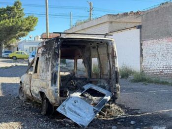 La Renault Express que sufrió las peores consecuencias en el raíd incendiario en la madrugada de Trelew.