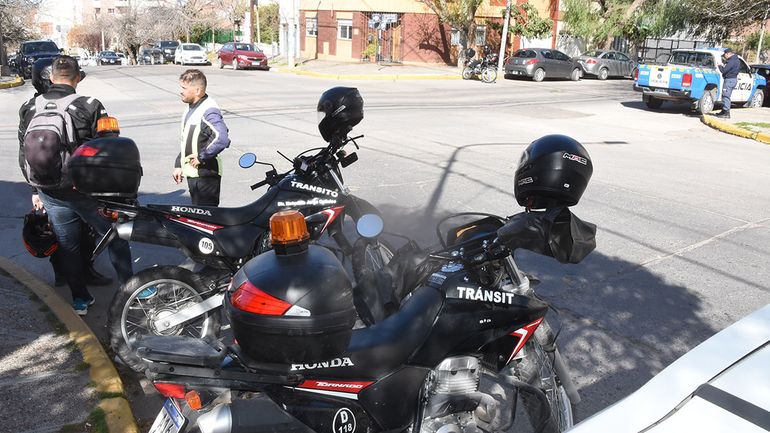 Violento robo a una inspectora de tránsito en Neuquén: la arrastraron del casco y se llevaron la moto