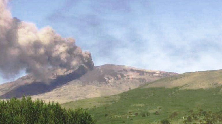 El volcán Copahue vuelve a tener alerta amarilla por la fumarola