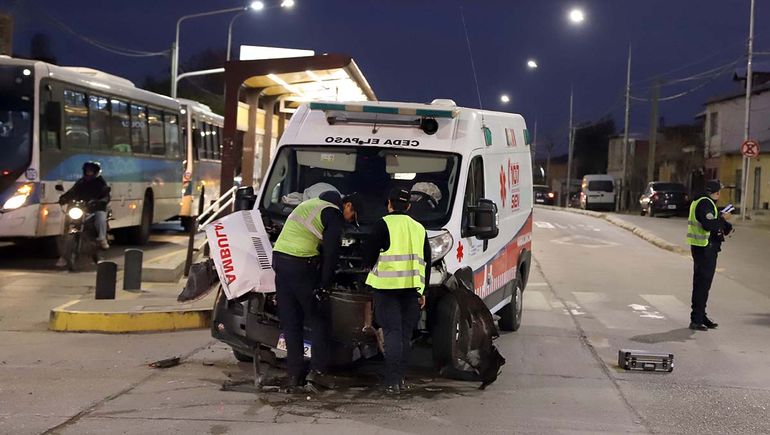La ambulancia que trasladaba a las personas baleadas por Francisco Hernández protagonizó un violento choque.