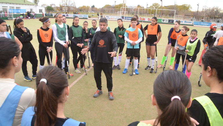 Pablo Lombi, el DT que enseña en forma lúdica el alto rendimiento