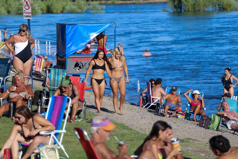 El calor ya se hace sentir fuerte en diciembre y los ríos comienzan a llenarse de gente.