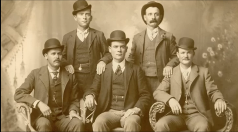 Los verdaderos Sundance Kid (izquierda) y Butch Cassidy (derecha), con el resto de los secuaces de su peligrosa banda.