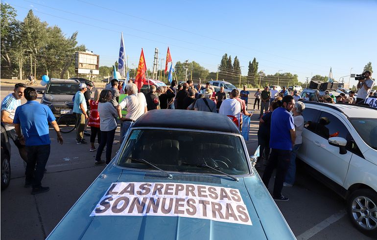 Caravana contra las privatizaciones de las represas: Río Negro y Neuquén se manifestaron en los puentes