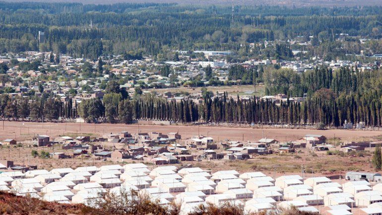 Los vecinos de Plottier tuvieron que hacer frente al calor sin agua en sus casas. A la noche regresaba la calma.