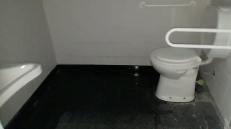 Repararon el baño de la escuela 268 pero a los pocos minutos se volvió a llover el techo