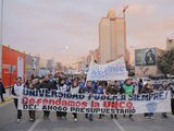 En 9 imágenes: Así fue la marcha de antorchas en defensa de la universidad pública