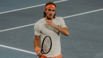 Stefano Tsitsipas quedó afuera del Australian Open y contó que sufrió una insólita lesión. Stefano Tsitsipas quedó afuera del Australian Open y contó que sufrió una insólita lesión.