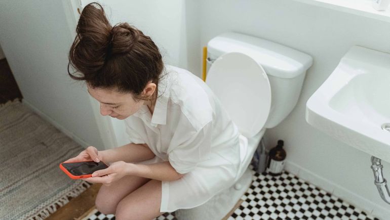 Revisar el celular mientras defecás puede generar dolor, irritación y molestias en la zona anal . Revisar el celular mientras defecás puede generar dolor, irritación y molestias en la zona anal .