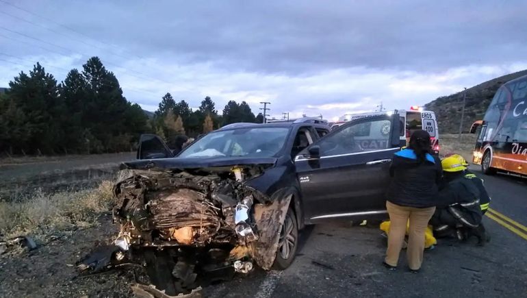 El violento choque frontal fue protagonizado por un Chevrolet Corsa y una camioneta Fiat Toro, a pocos metros del ingreso al aeropuerto.