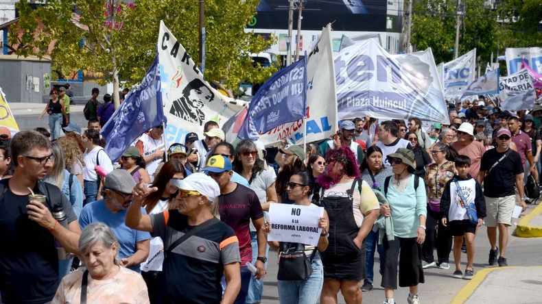 Convocaron a paro y movilización para el 19 de febrero por la reforma laboral. | LM Neuquen Convocaron a paro y movilización para el 19 de febrero por la reforma laboral.