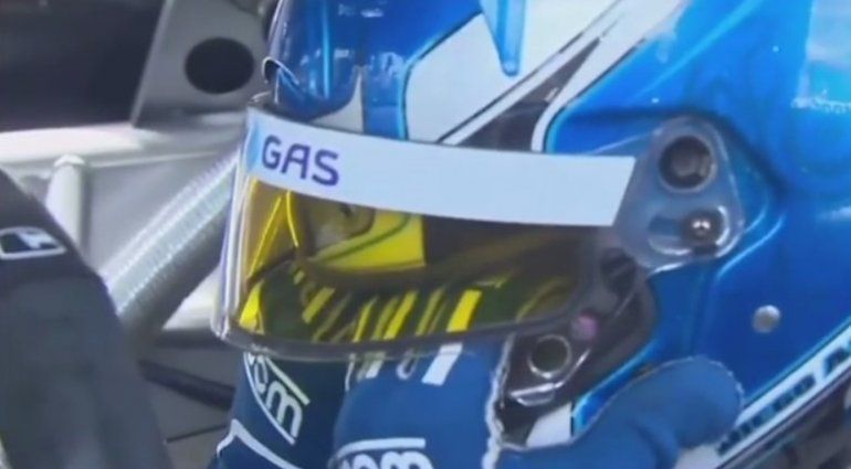 Diego Azar no pudo consagrarse campeón del Top Race en Buenos Aires y al llegar a los boxes rompió en llanto.