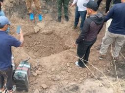 Los efectivos procedieron a retirar la droga que permanecía en la aeronave tras el impacto. Los efectivos procedieron a retirar la droga que permanecía en la aeronave tras el impacto.