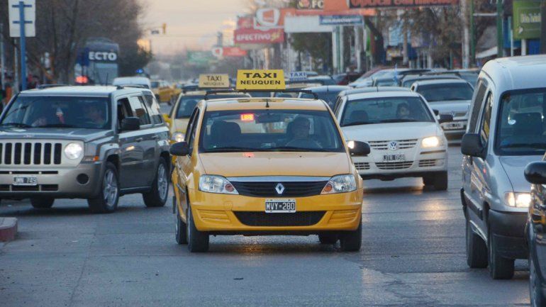 Ladrón asaltó a una taxista y después huyó en su auto