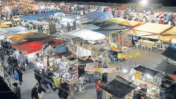 La Salada es visitada por miles de argentinos, quienes recorren los puestos durante la madrugada. Los locales abren a las 2 y cierran cuando se quedan sin mercadería.